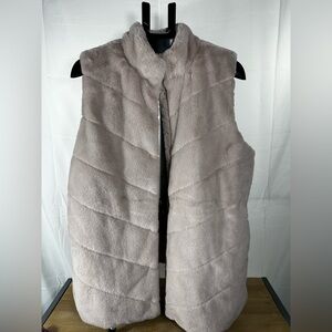 NWT Maurices Faux Fur light pink snap on vest